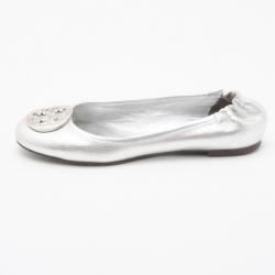 Pre Owned Tory Burch Silver Reva Metallic Pebbled Leather Logo Ballet Flats Size 38.5