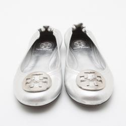 Pre Owned Tory Burch Silver Reva Metallic Pebbled Leather Logo Ballet Flats Size 38.5