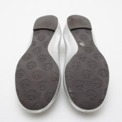 Pre Owned Tory Burch Silver Reva Metallic Pebbled Leather Logo Ballet Flats Size 38.5