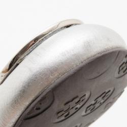 Pre Owned Tory Burch Silver Reva Metallic Pebbled Leather Logo Ballet Flats Size 38.5