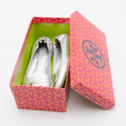 Pre Owned Tory Burch Silver Reva Metallic Pebbled Leather Logo Ballet Flats Size 38.5