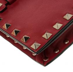 Pre Owned حقيبة كلتش فالنتينو جلد عنابي روكستد بحمالة معصم