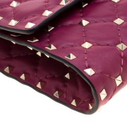 مملوكة مسبقًا Valentino Camelia Quilted Leather Rockstud Spike Chain Clutch Bag