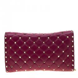 مملوكة مسبقًا Valentino Camelia Quilted Leather Rockstud Spike Chain Clutch Bag