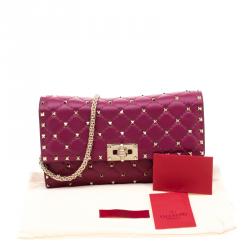 مملوكة مسبقًا Valentino Camelia Quilted Leather Rockstud Spike Chain Clutch Bag