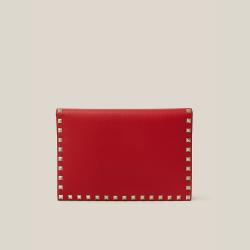 مملوكة مسبقًا Valentino Garavani Red Rockstud Leather Clutch