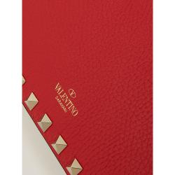 مملوكة مسبقًا Valentino Garavani Red Rockstud Leather Clutch