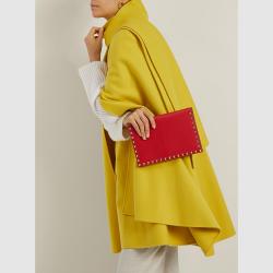 مملوكة مسبقًا Valentino Garavani Red Rockstud Leather Clutch