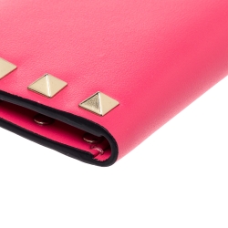 مملوكة مسبقًا محفظة فالنتينو ثنائية الطية مرصعة جلد وردي