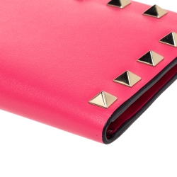 مملوكة مسبقًا محفظة فالنتينو ثنائية الطية مرصعة جلد وردي