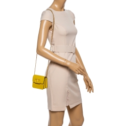 مملوكة مسبقًا Valentino Yellow Leather VSLING Chain Compact Wallet