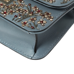 مملوكة مسبقًا حقيبة فالنتينو قلاب قفل غليم روكستد كتل لونية ميني جلد متعددة الألوان