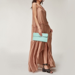 مملوكة مسبقًا Valentino Mint Green Leather Large VLOGO Clutch