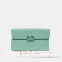 مملوكة مسبقًا Valentino Mint Green Leather Large VLOGO Clutch