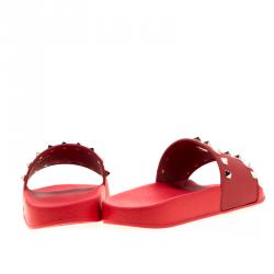 مملوكة مسبقًا Valentino Rosso Rubber Rockstud Flat Slides Size 40