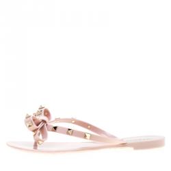 مملوكة مسبقًا Valentino Water Rose Rubber Bow Detail Rockstud Flip Flops Size 36