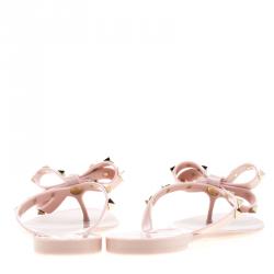 مملوكة مسبقًا Valentino Water Rose Rubber Bow Detail Rockstud Flip Flops Size 36