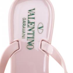 مملوكة مسبقًا Valentino Water Rose Rubber Bow Detail Rockstud Flip Flops Size 36