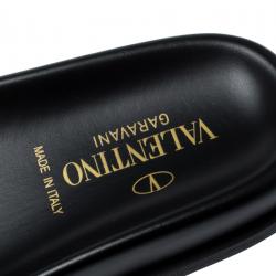 مملوكة مسبقًا حذاء سلايدز فالنتينو فلات مايكروستد مينك جلد نابا أسود مقاس 39.5