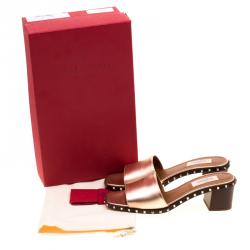 مملوكة مسبقًا حذاء مولز سلايد فالنتينو روكستد سول جلد باودر مقاس 39