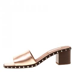 مملوكة مسبقًا حذاء مولز سلايد فالنتينو روكستد سول جلد باودر مقاس 39