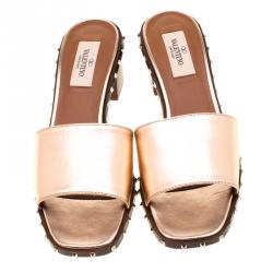 مملوكة مسبقًا حذاء مولز سلايد فالنتينو روكستد سول جلد باودر مقاس 39