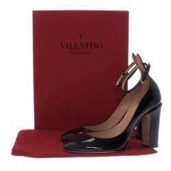 مملوكة مسبقًا حذاء كعب عالي فالنتينو تانجو أسود لامع بشريط كاحل مقاس 38