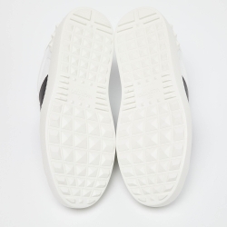 مملوكة مسبقًا حذاء رياضي فالنتينو روكستد جلد أبيض/أسود مفتوح بعنق منخفض مقاس 37.5