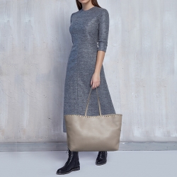 مملوكة مسبقًا Valentino Beige Grainy Leather Rockstud Tote