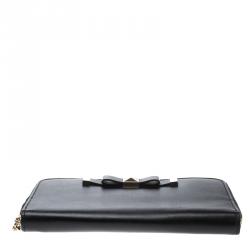 Pre Owned Valentino Black Leather Rockstud Zip Around Wallet