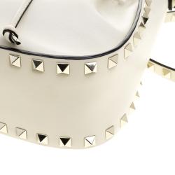 Pre Owned Valentino Off White Leather Rockstud Bucket Shoulder Bag