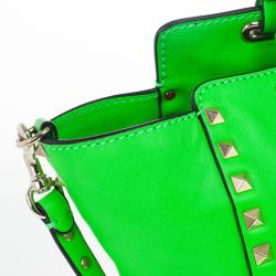 مملوكة مسبقًا Valentino Green Rockstud Mini Tote