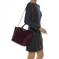 Pre Owned حقيبة شوبر فالنتينو روكستاد جلد عنابية صغيرة 