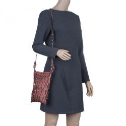 مملوكة مسبقًا حقيبة كروس فالنتينو روكستد شبكة جلد وردي 