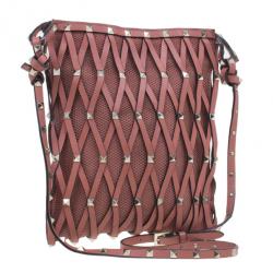مملوكة مسبقًا حقيبة كروس فالنتينو روكستد شبكة جلد وردي 