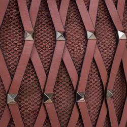 مملوكة مسبقًا حقيبة كروس فالنتينو روكستد شبكة جلد وردي 