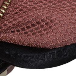 مملوكة مسبقًا حقيبة كروس فالنتينو روكستد شبكة جلد وردي 