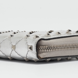 Pre Owned Valentino Silver Quilted Leather Rockstud Spike Zip Around Wallet