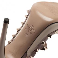 مملوكة مسبقًا Valentino Ivory Leather Rockstud Sandals Size 38