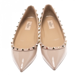 Pre Owned حذاء باليرينا فلات فالنتينو جلد بيج لامع وجلد روكستاد مقاس 39.5