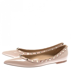 Pre Owned حذاء باليرينا فلات فالنتينو جلد بيج لامع وجلد روكستاد مقاس 39.5