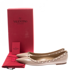 Pre Owned حذاء باليرينا فلات فالنتينو جلد بيج لامع وجلد روكستاد مقاس 39.5