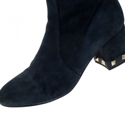 مملوكة مسبقًا حذاء بوت كاحل فالنتينو حافة مزينة روكستد كعب سميك سويدي أزرق مقاس 37.5