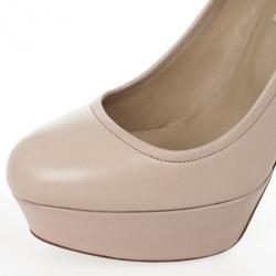 مملوكة مسبقًا Valentino Nude Leather Platform Pumps Size 37