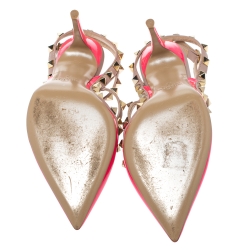 مملوكة مسبقًا Valentino Pink Patent Leather Rockstud Pointed Toe Sandals Size 36