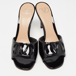 مملوكة مسبقًا Valentino Black Patent Leather VLogo Slide Sandals Size 38