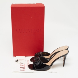 مملوكة مسبقًا Valentino Black Patent Leather VLogo Slide Sandals Size 38
