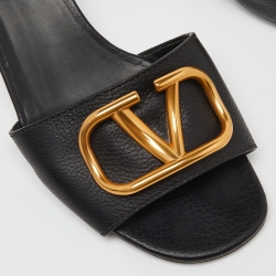 مملوكة مسبقًا Valentino Black Leather Escape VLogo Slide Sandals Size 39