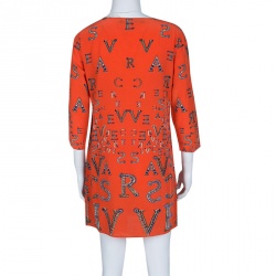 Pre Owned فستان فيرساتشي حرير برتقالي مطبوع بالشعار أكمام طويلة M