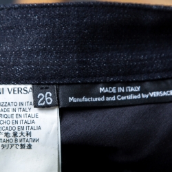 مملوكة مسبقًا بنطلون جينز فيرساتشي دينم أزرق وأسود قصات بسحاب مزين S